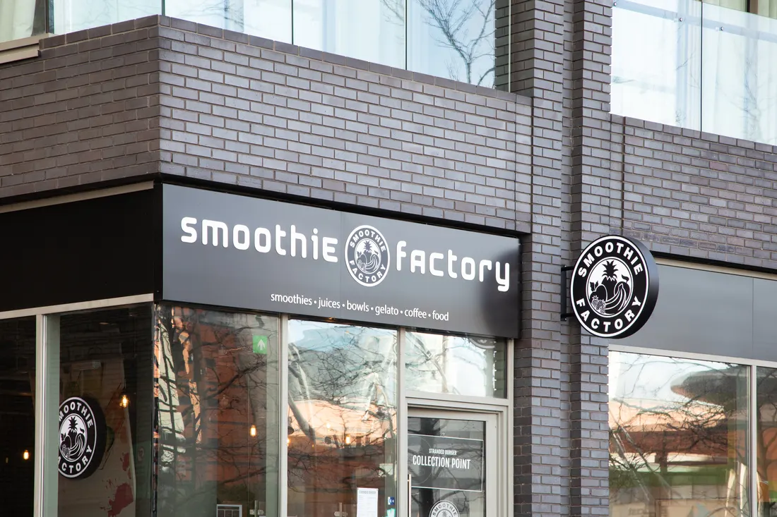 Smoothie Factory shop front signage and fit-out